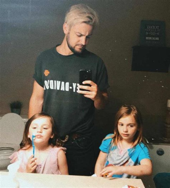 Does Tyler Hynes have children?