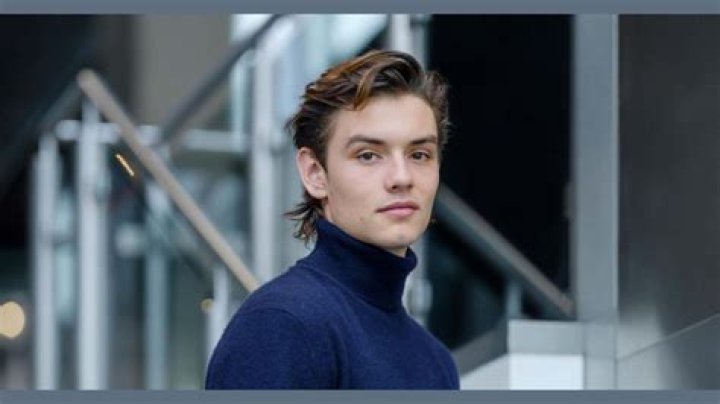 Louis Partridge Age, Height, Weight, Siblings, Early Life, Career & Net Worth