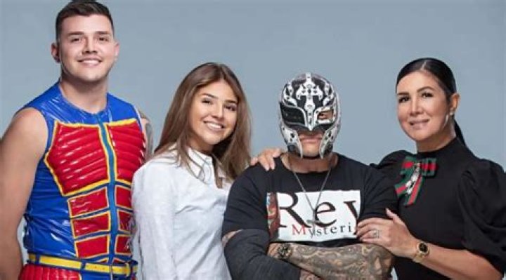 Rey Mysterio's Wife's Height Revealed